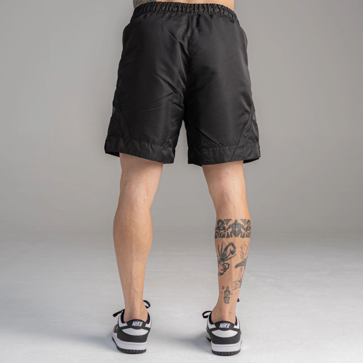 Shorts de Tactel Comam Frutas Preto