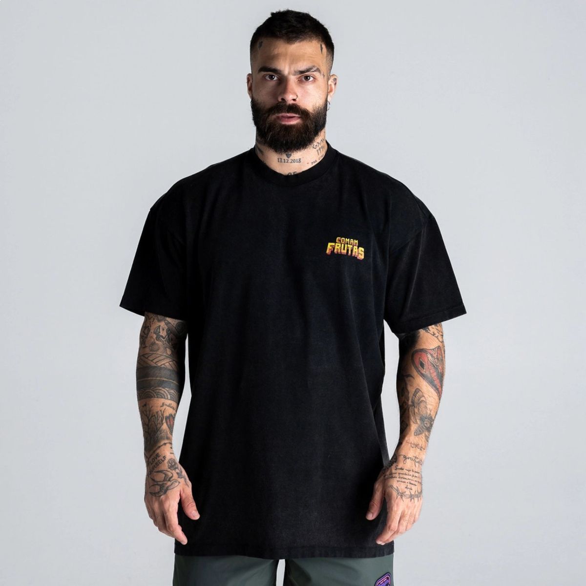 Camiseta Oversized Comam Frutas Quem faz Dieta é Atleta Preto