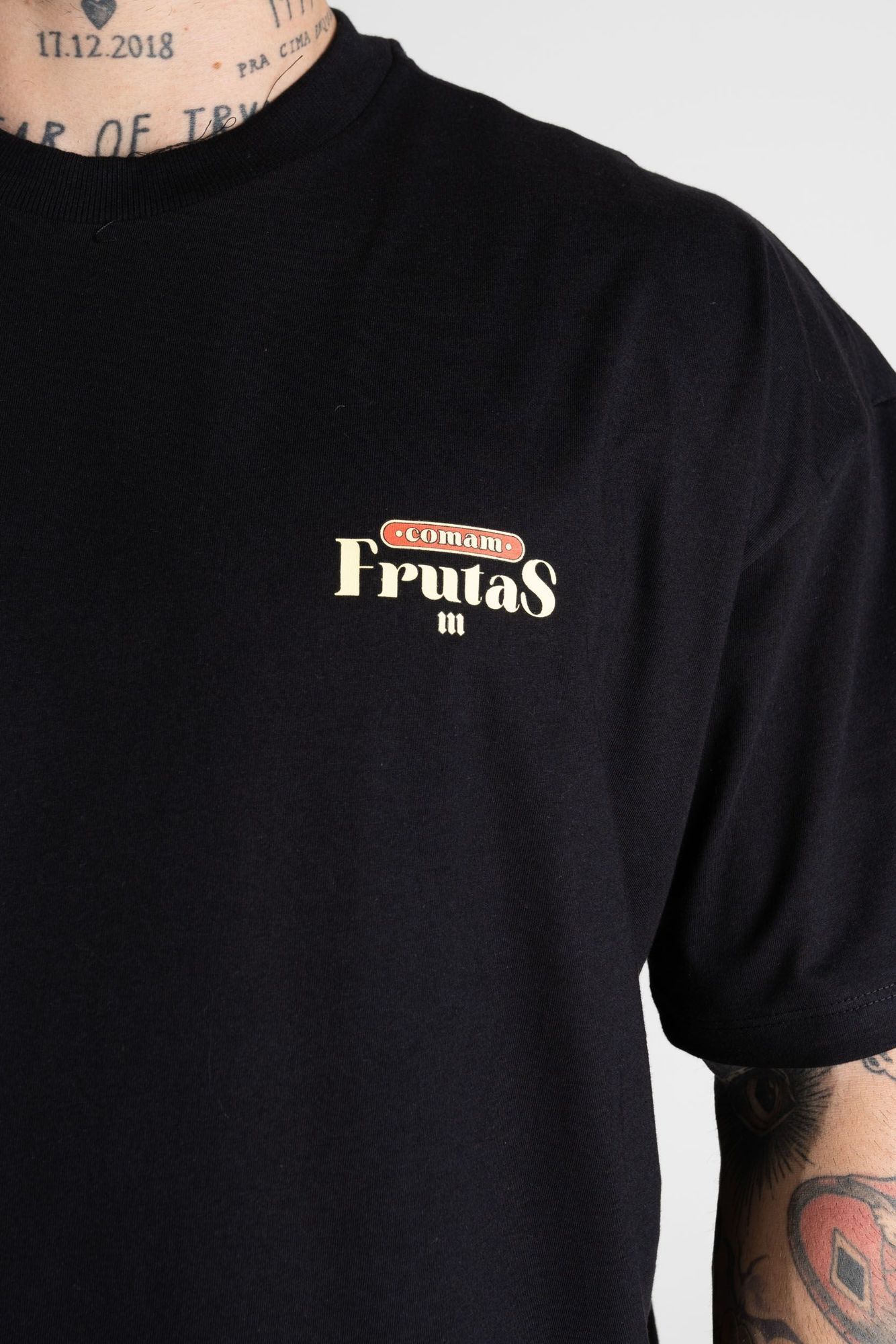 Camiseta Oversized Comam Frutas Pineapple Bread Preto