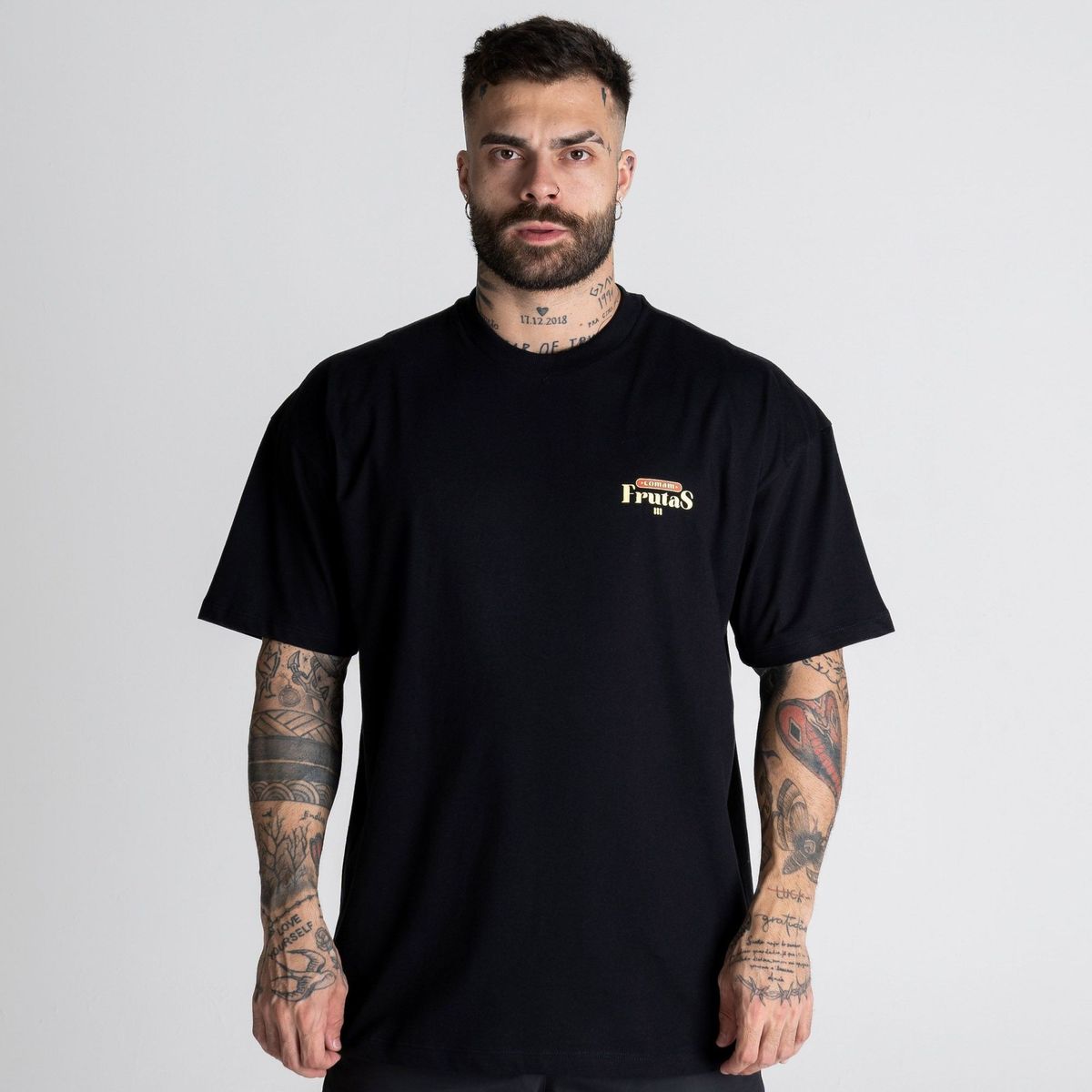 Camiseta Oversized Comam Frutas Pineapple Bread Preto