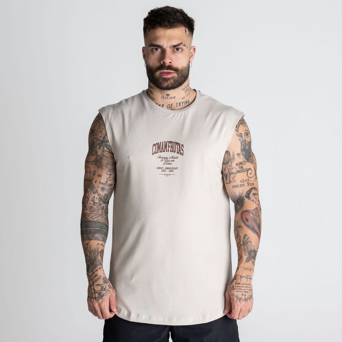 Regata Drop Shoulder Slevelles Comam Frutas Trampa Muito Bege