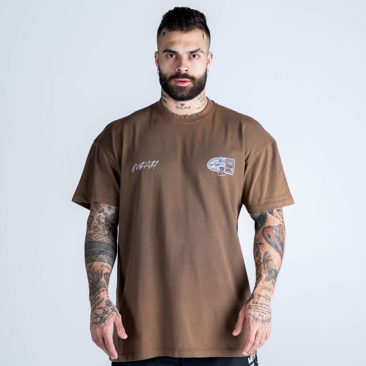 Camiseta Oversized Estonada Mith Athl Stamps Marrom