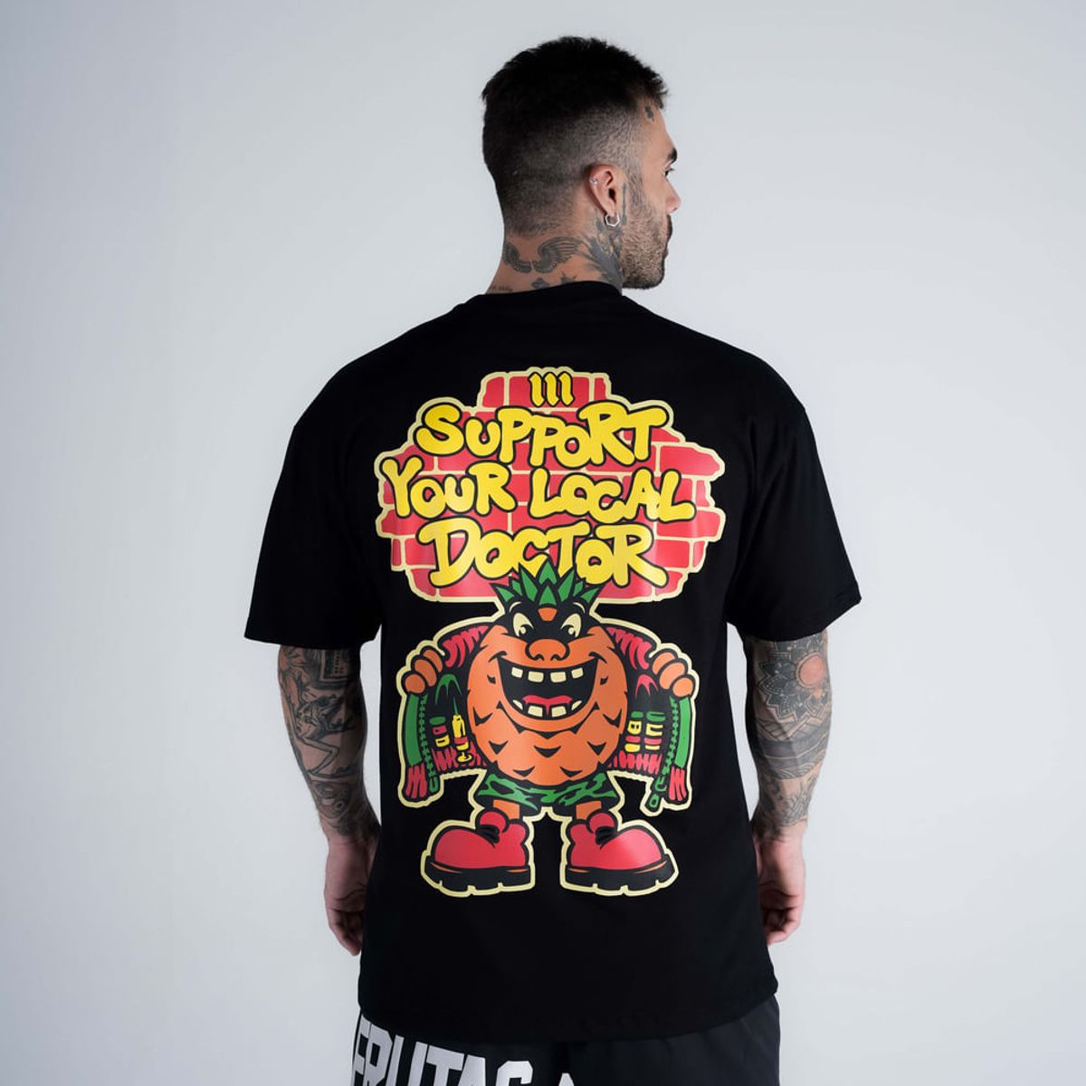 Camiseta Oversized Comam Frutas Support Your Local Preto
