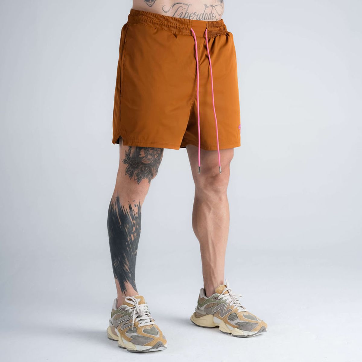 Shorts Curto Tactel Comam Frutas Marrom