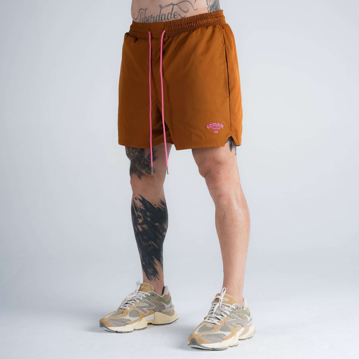 Shorts Curto Tactel Comam Frutas Marrom