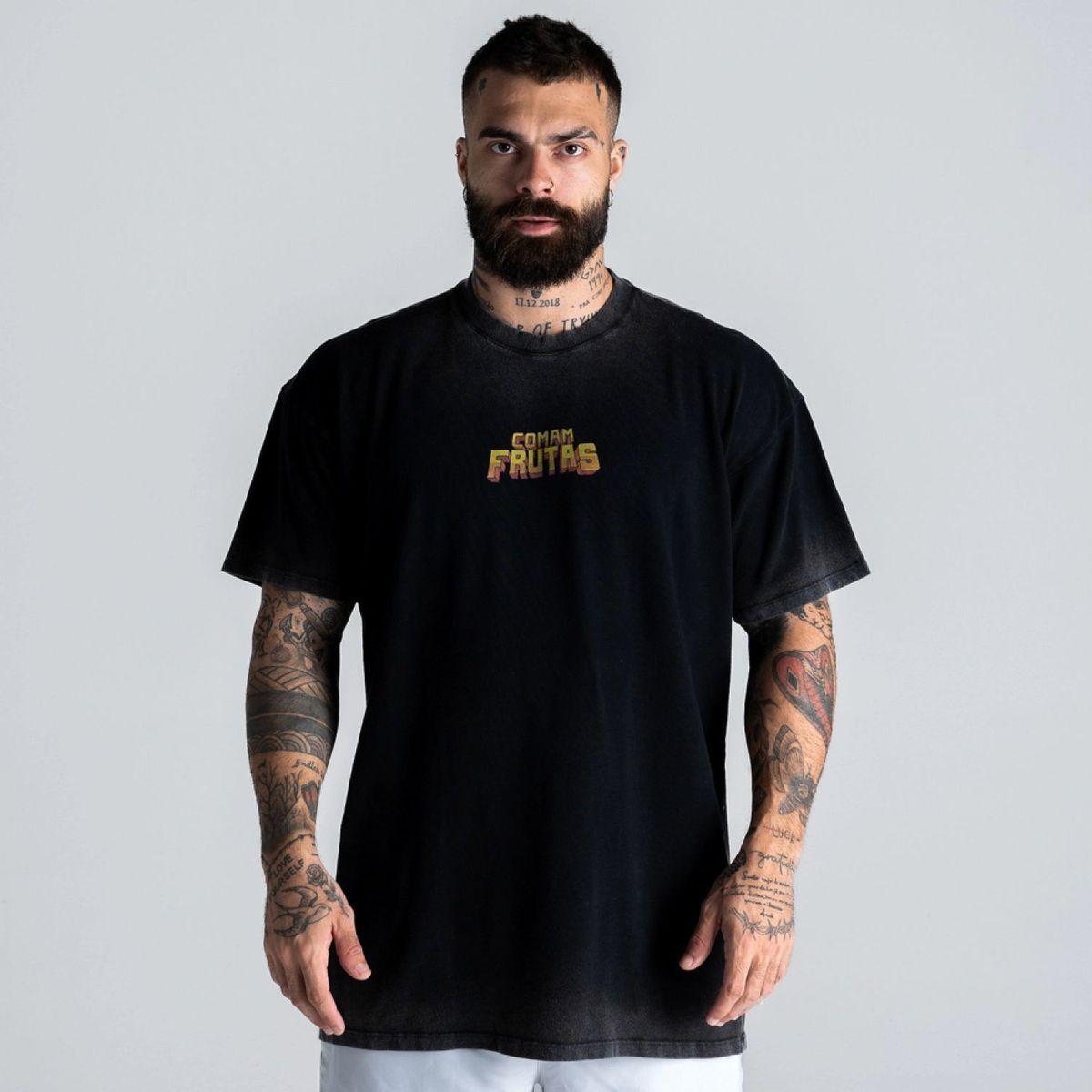 Camiseta Oversized Estonada Comam Frutas Preto
